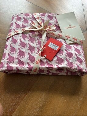 Pomegranate 90 inch round tablecloth  NWT.   Geo feather Fuchsia